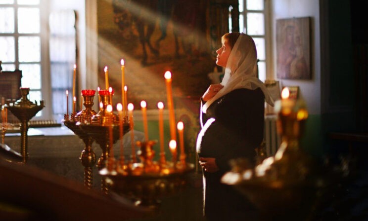 «Сделаю аборт — нам жить не на что». И священник отдал ей пачку денег