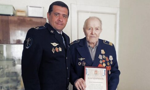 «Ваш сын сбил человека». 95-летний ветеран помог задержать аферистов