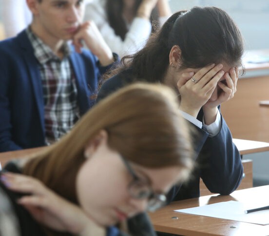 «Чувствую, как шпаргалка выпадает на живот». Истории выпускников, которых выгнали с ЕГЭ