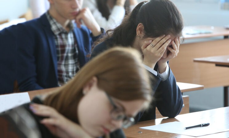 «Зазвонил мобильный — меня выгнали с ЕГЭ». Истории о том, что было дальше