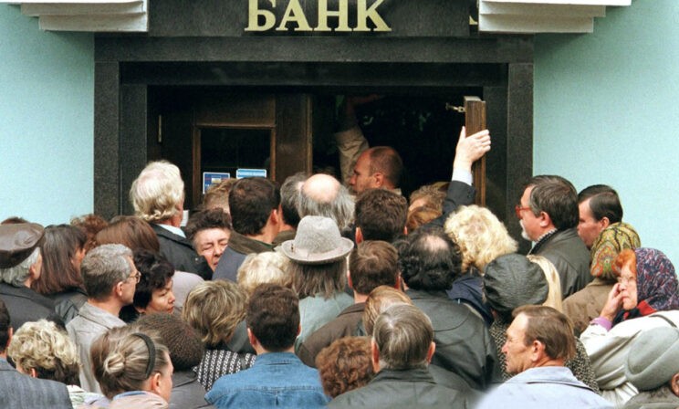 «Отец спал на деньгах, а потом наступил дефолт». Три истории о людях, которые потеряли все