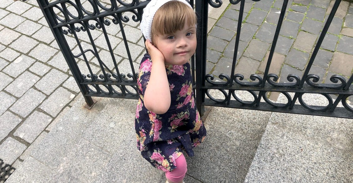 «Надо бы тут специальные ступеньки — для даунов». О чем думает мужичок у подъезда