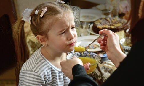 «А ну-ка доедай суп!» Почему детей нельзя кормить и даже одевать против воли