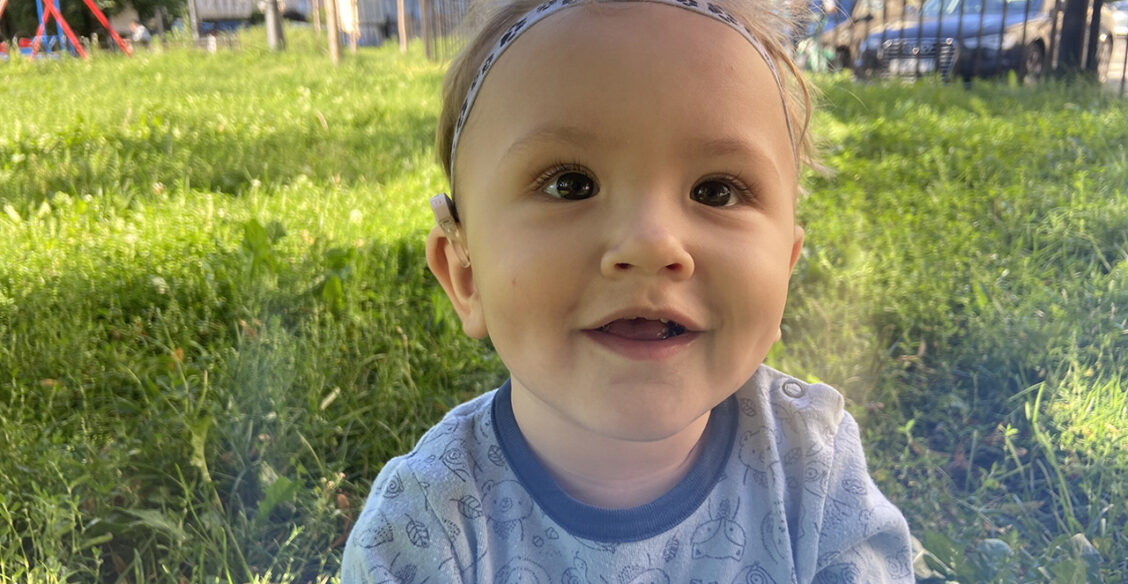 «Пусть ребенок поплачет — все пройдет». Врачи не верили, что Лева родился глухим