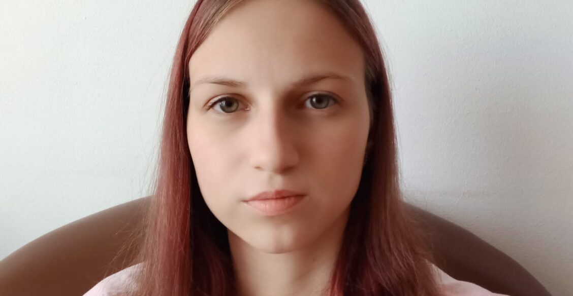 «Почему бы не помыть окна?» Настя забралась на подоконник 12-го этажа — и сорвалась вниз