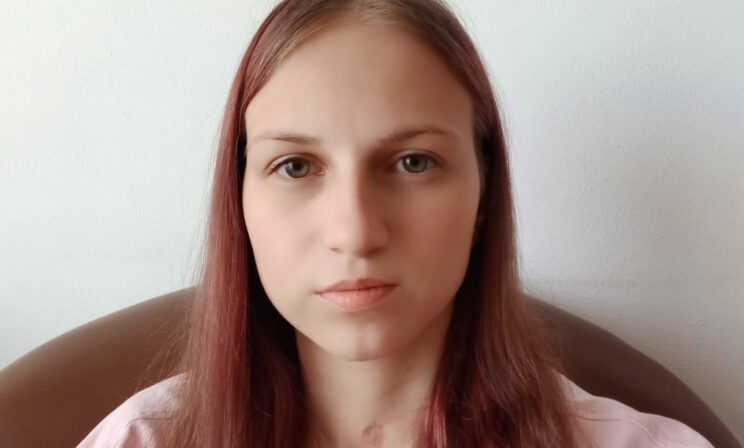 «Почему бы не помыть окна?» Настя забралась на подоконник 12-го этажа — и сорвалась вниз