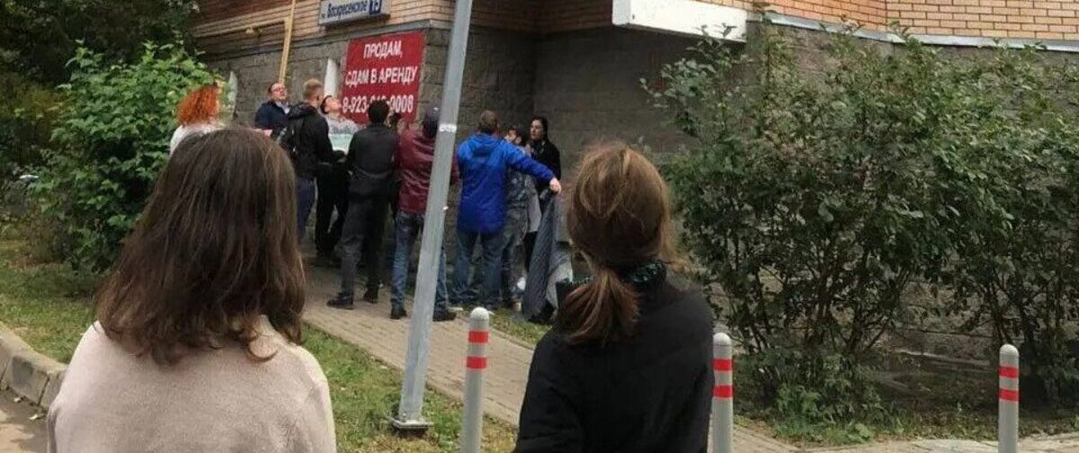 В Москве ребенок выпал с 4-го этажа. Его поймали прохожие