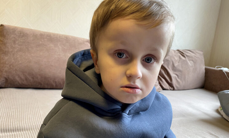 «Ребенок умрет прямо на операционном столе». Демиду сделали 10 курсов химиотерапии