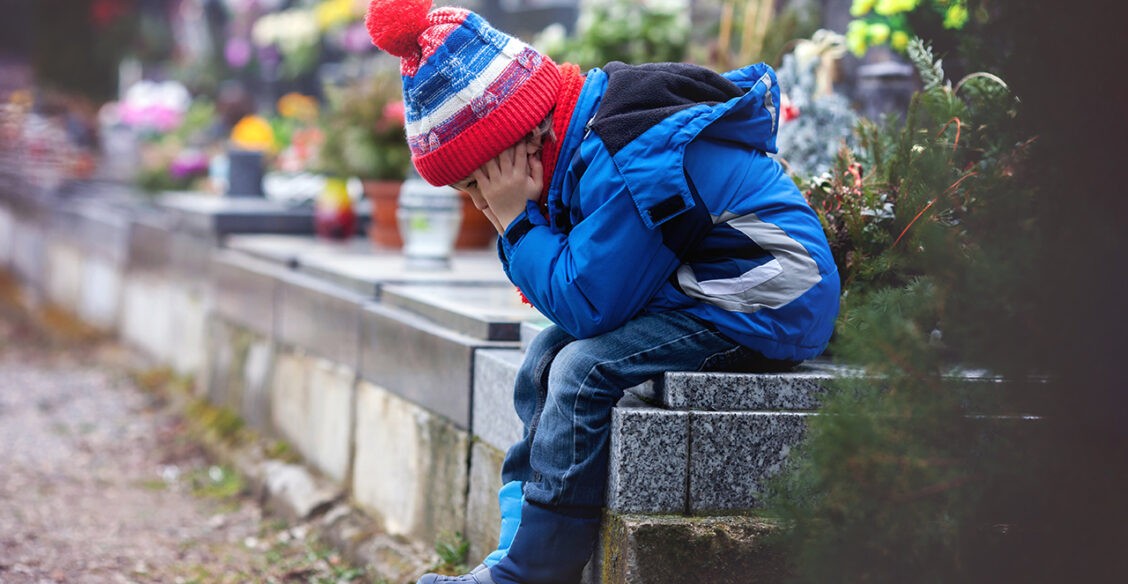 «Вы были в черном и плакали —  я все понял». Почему надо говорить с ребенком о смерти родителя