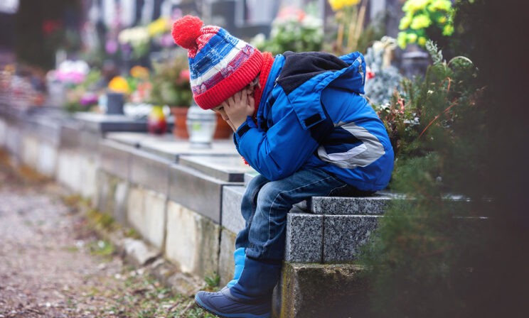 «Вы были в черном и плакали —  я все понял». Почему надо говорить с ребенком о смерти родителя