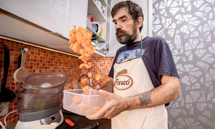 «До сих пор забываю, что у меня нет желудка». Как живет повар после гастрэктомии