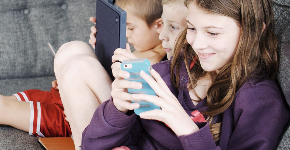 Ребенок сутками сидит в смартфоне — что делать? Три правила от психолога Екатерины Бурмистровой