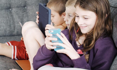 Ребенок сутками сидит в смартфоне — что делать? Три правила от психолога Екатерины Бурмистровой