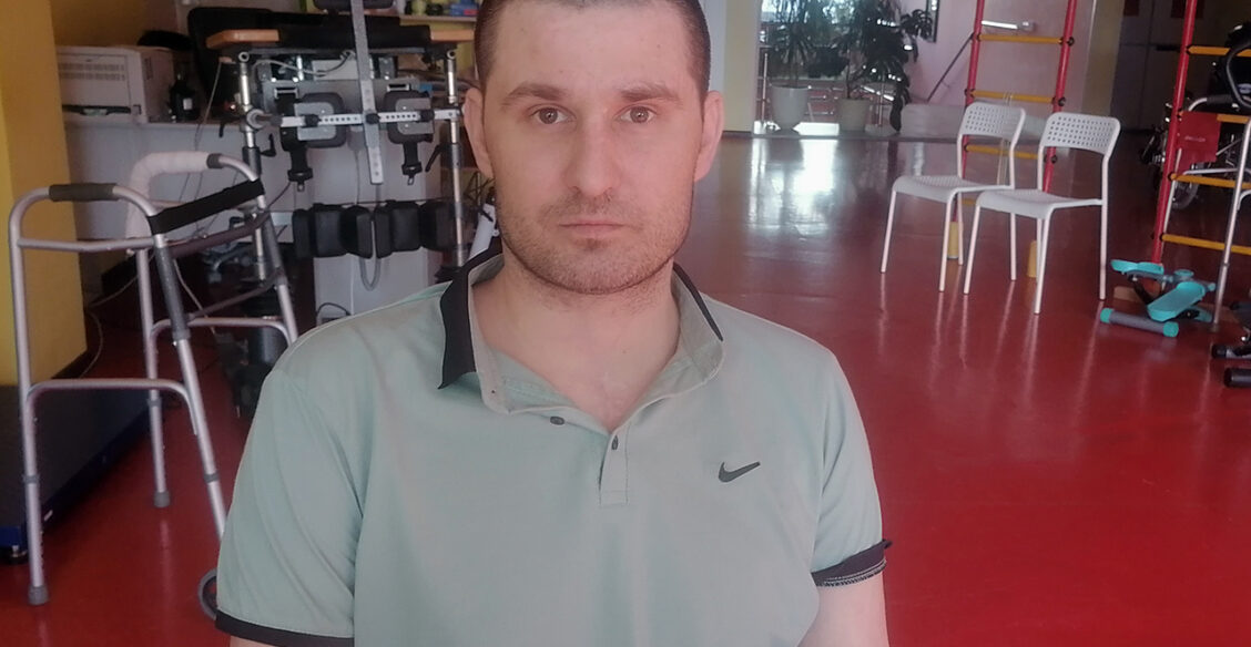 Сергей не помнит, как оказался в больнице. Теперь он не может ходить