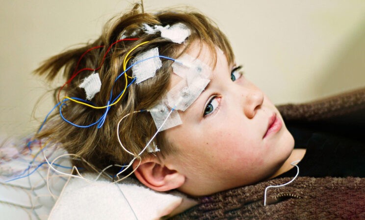 «Дозировку уменьшили, и приступы вернулись». Дети с редкой генетической болезнью лишились лекарства