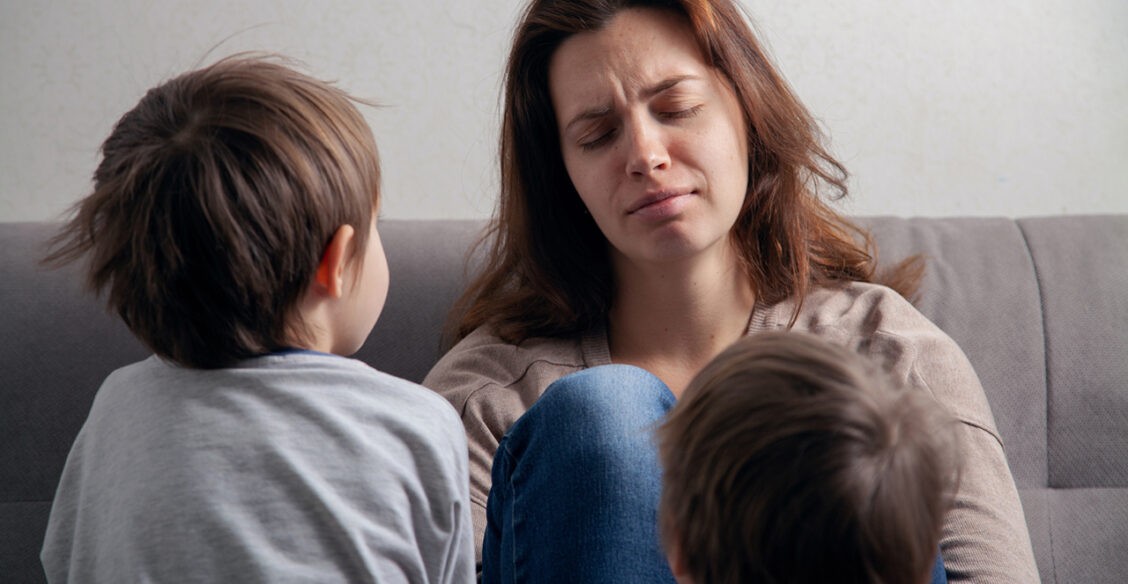 «Я думаю, не переехать ли куда-то, а тут он со своей задачкой». О родительстве в трудные времена