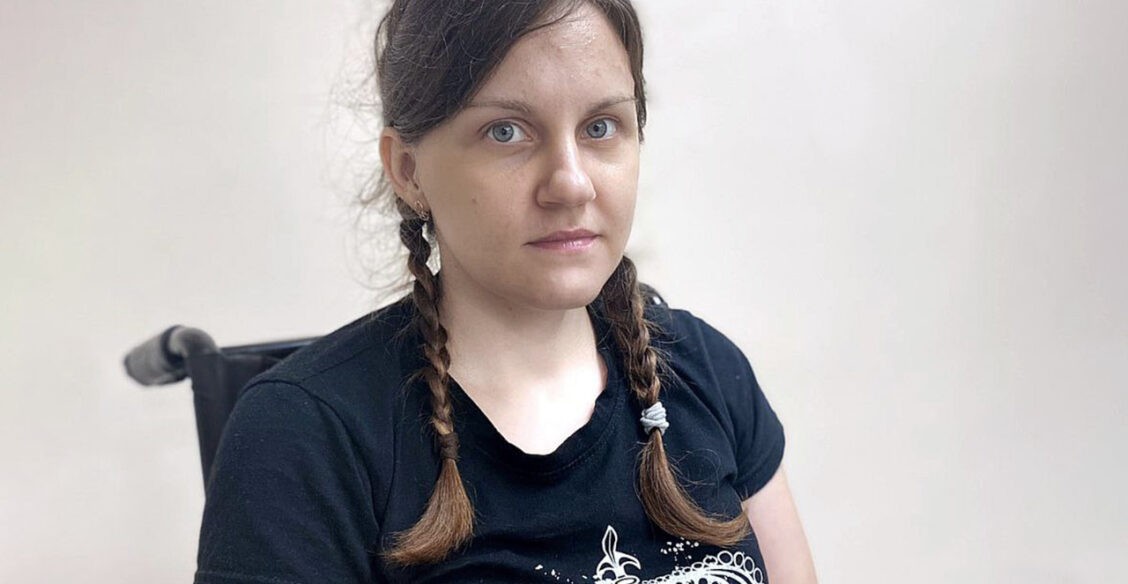 «Жалею, что не выпрыгнула с этой ватрушки». На горке Юля сломала позвоночник