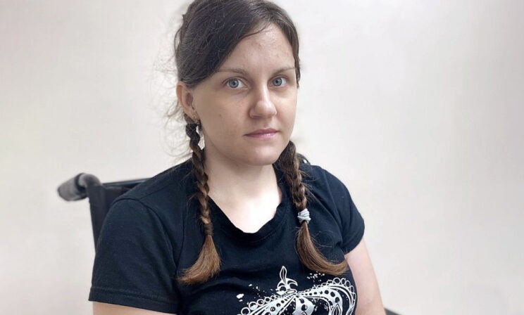 «Жалею, что не выпрыгнула с этой ватрушки». На горке Юля сломала позвоночник