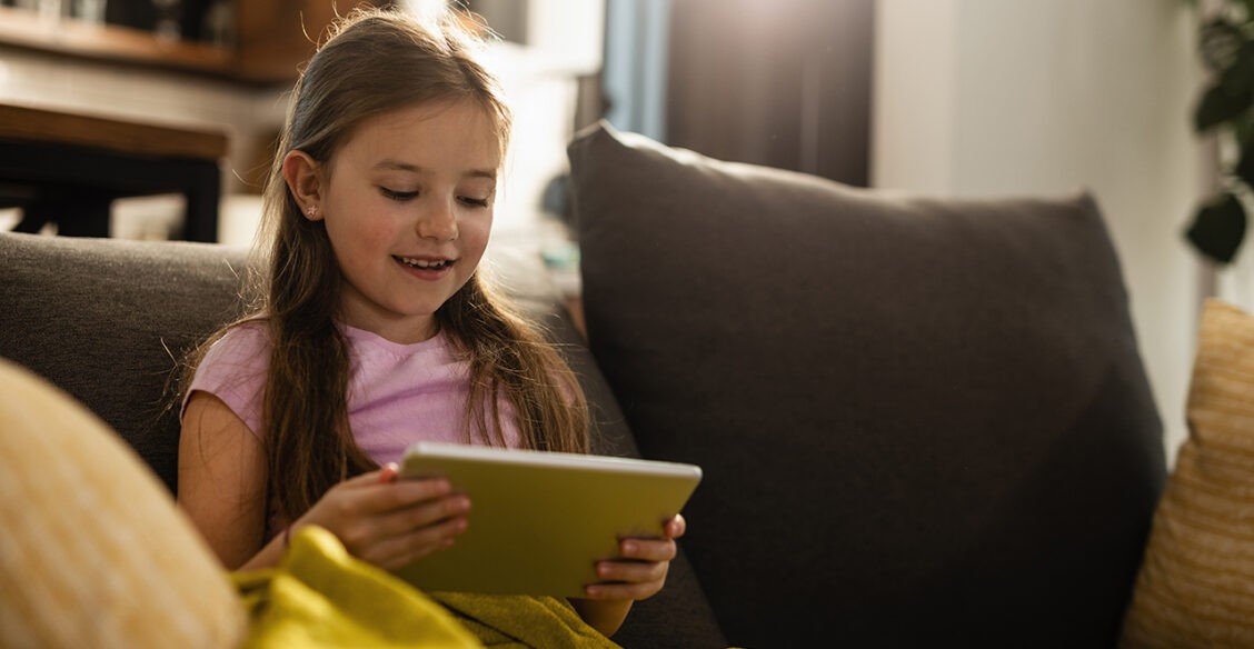 Ребенок играет в игры на планшете. Как контролировать время, которое он проводит с гаджетом?