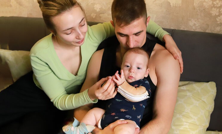 Ваня перенес первую операцию в три месяца. Без нее мальчик не смог бы ходить