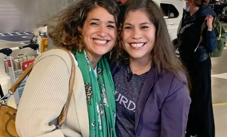 Сара нашла сестру и мать спустя 43 года. Семья считала ее умершей