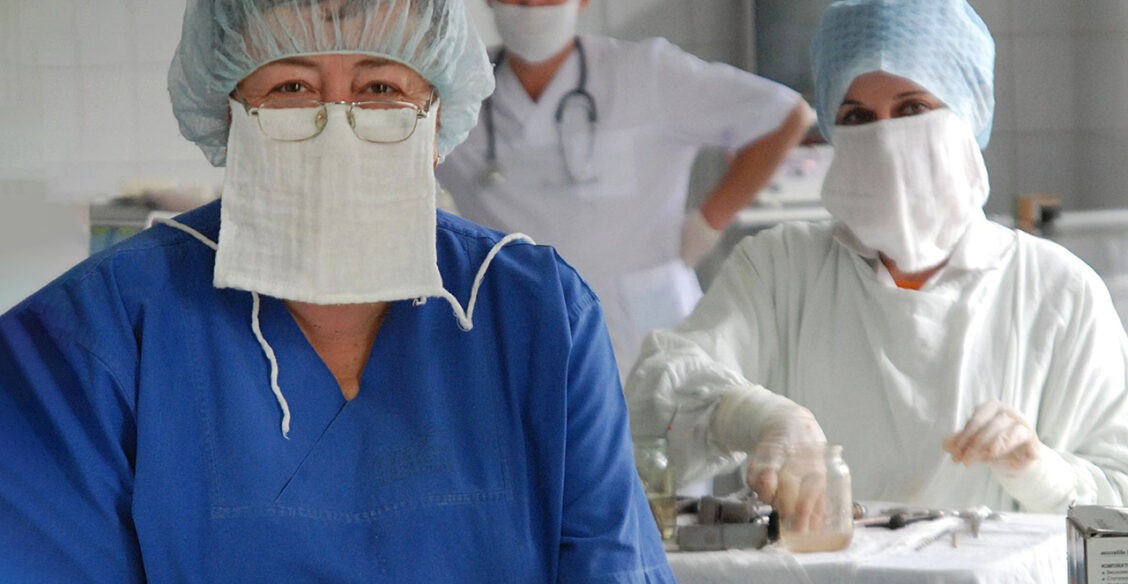 «Мои дети растут без меня — я работаю медсестрой на трех ставках». Что изменилось для медиков в 2022 году