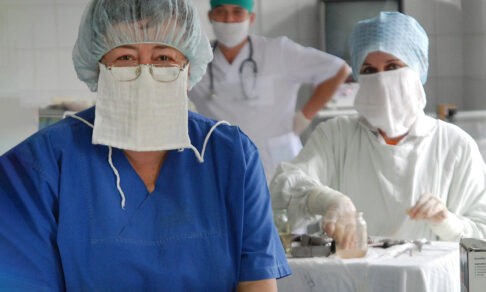 «Мои дети растут без меня — я работаю медсестрой на трех ставках». Что изменилось для медиков в 2022 году