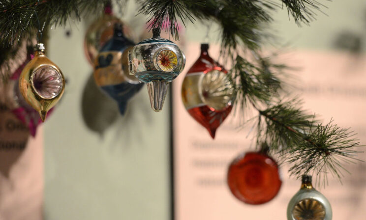 Айболит, кукуруза и герои Пушкина. Фото советских елочных игрушек