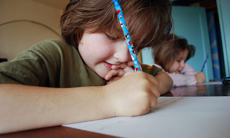 «За 10 ошибок — четверка». Как помочь ребенку с дислексией и дисграфией?