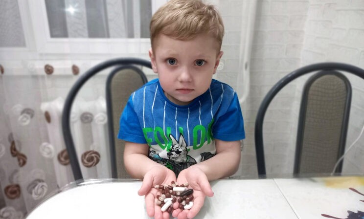 «С муковисцидозом можно жить, но по правилам». Чтобы дышать, Илье нужен виброжилет