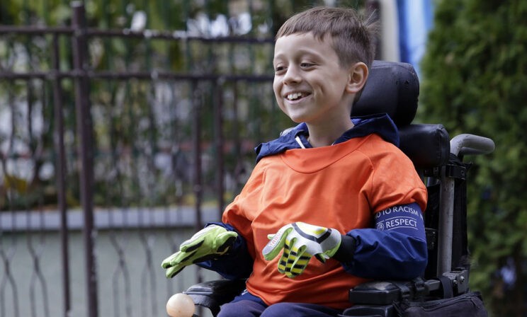 «Это же просто кресло-каталка!» — сказали мне. Но его колеса — моя свобода