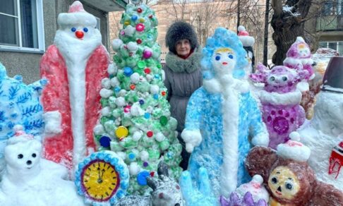 81-летняя жительница Новосибирска создает снежные скульптуры, чтобы порадовать детей (фото)