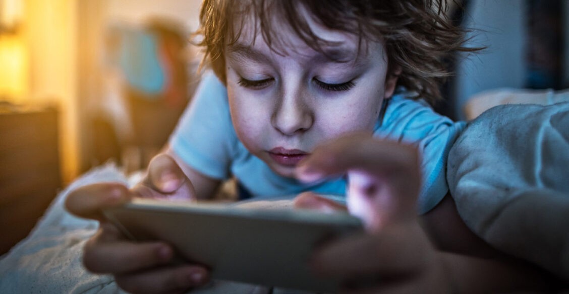 Сын сутками сидит в смартфоне. Что делать?
