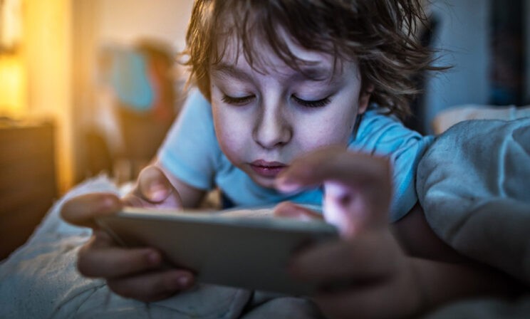 Сын сутками сидит в смартфоне. Что делать?