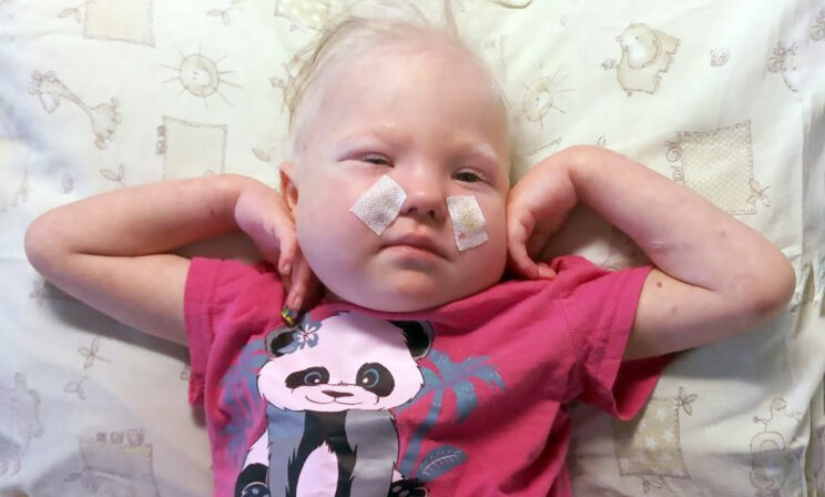 Аня почти два года живет в больнице. После пересадки костного мозга начались осложнения