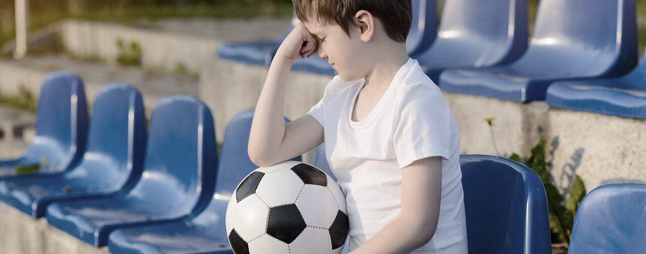 Проиграл — и сразу в слезы. Как помочь сыну справиться с эмоциями?