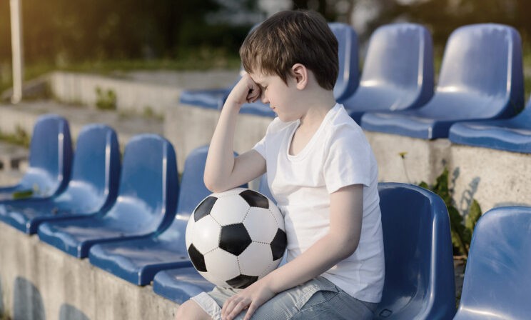 Проиграл — и сразу в слезы. Как помочь сыну справиться с эмоциями?