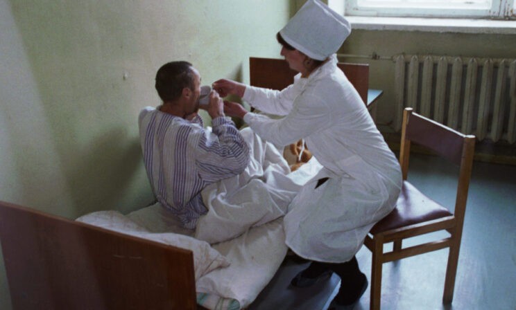 «Как будто они не совсем люди». Сотрудники ПНИ — анонимно и честно о своей работе в 2022-м