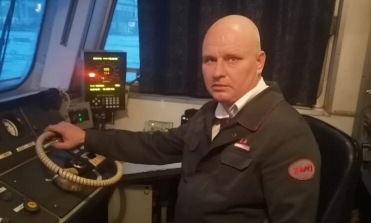 «Девочка шла по рельсам, а вокруг только лес». Машинист в Сибири остановил поезд, чтобы спасти ребенка