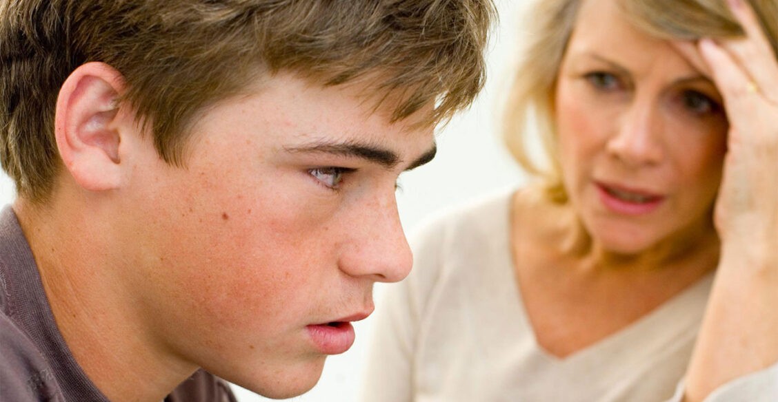 Ребенок огрызается и неуместно шутит. Как быть родителям?