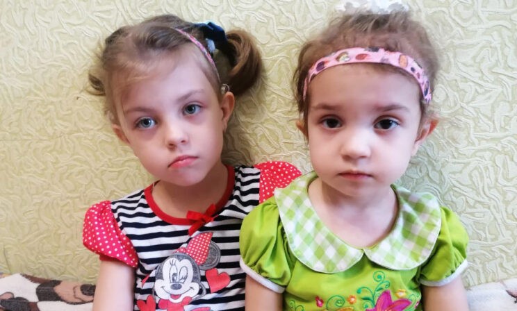 У Алисы и Вероники один диагноз на двоих. Сестры потеряли слух