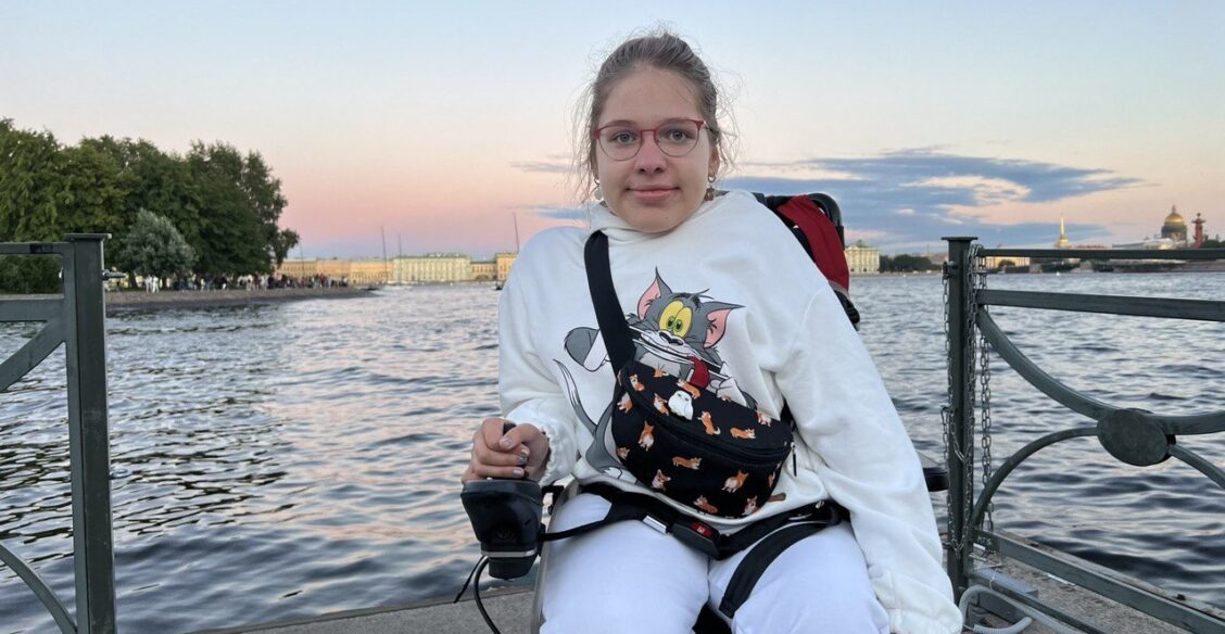 Алисе трудно дышать. Из-за сколиоза девочке все время больно