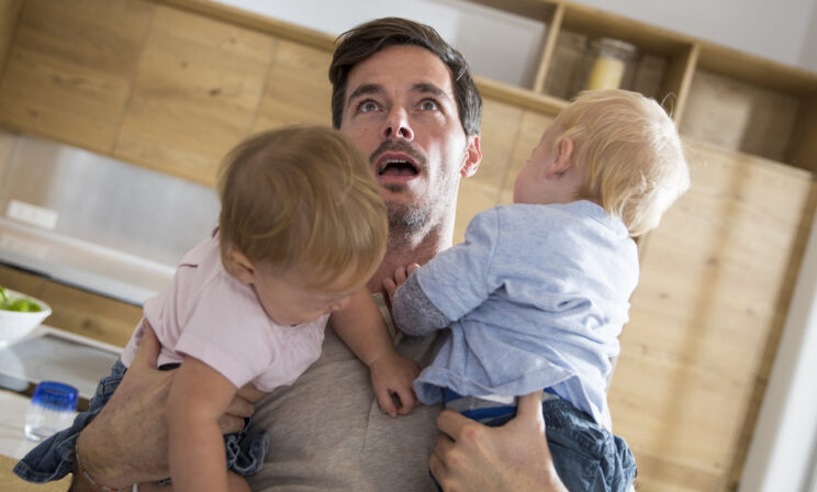 Отец в декрете: «Я плачу, старший ломится ко мне в ванную, а младенец кричит»