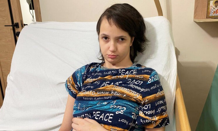 Машина сигналила. Алиса обернулась и попала под колеса