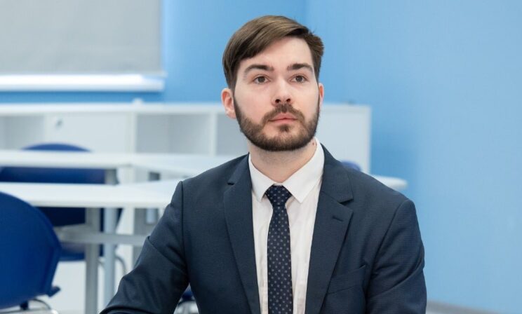 «Отличники уходили в физмат-лицеи и становились троечниками». Учитель Иван Меньшиков — о математике через боль