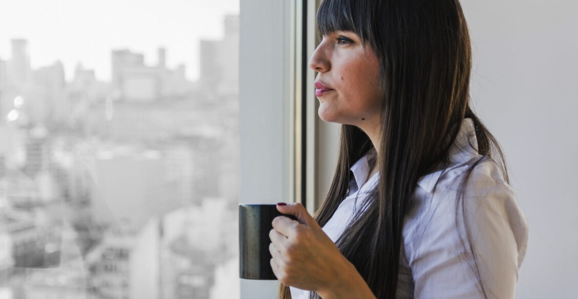 «Вокруг мир рушится, а у меня обычная жизнь». Почему это не стыдно?