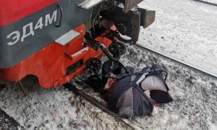 В Подмосковье машинист спас упавшего на рельсы младенца