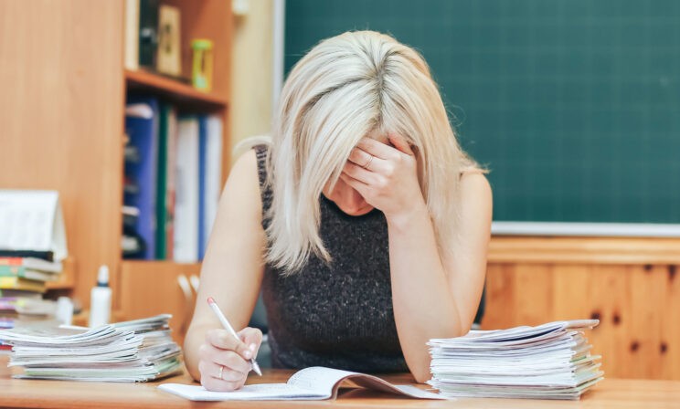 «Падала без сил от нагрузки, а зарплата — 17 тысяч рублей». Молодые учителя — о том, почему они ушли из школы