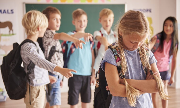 «Одноклассники хихикают над дочкой, а она придумала им клички». Как изменить атмосферу в классе?