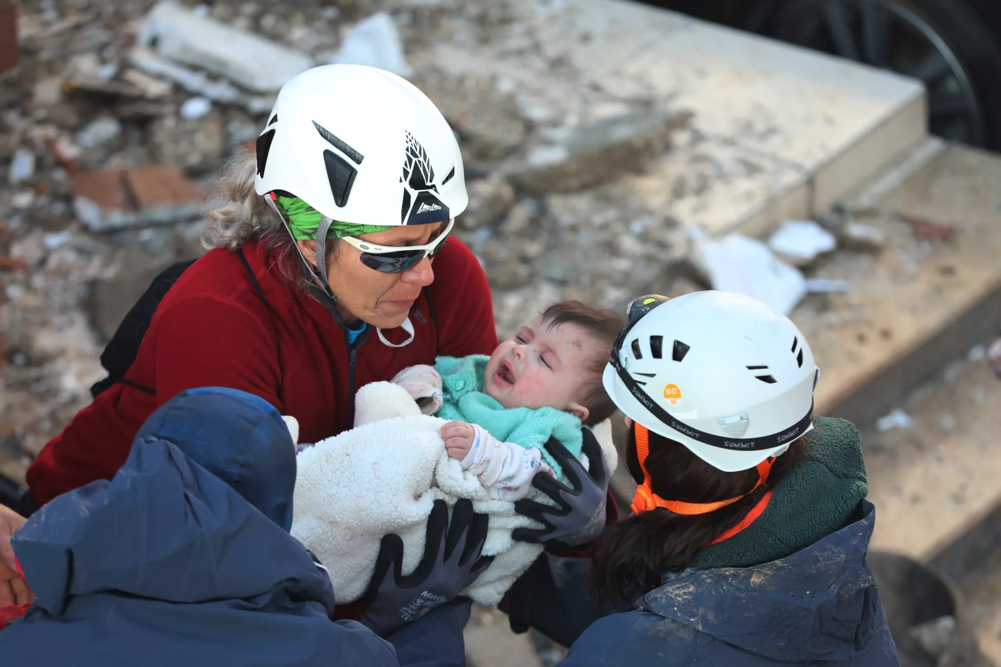 Под обломками нашли маму обнимающую ребенка крокус. Спасают детей под завалами в Турции. Турция с детьми.